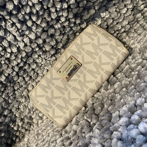 Michael Kors Monogram wallet. - Picture 1 of 7